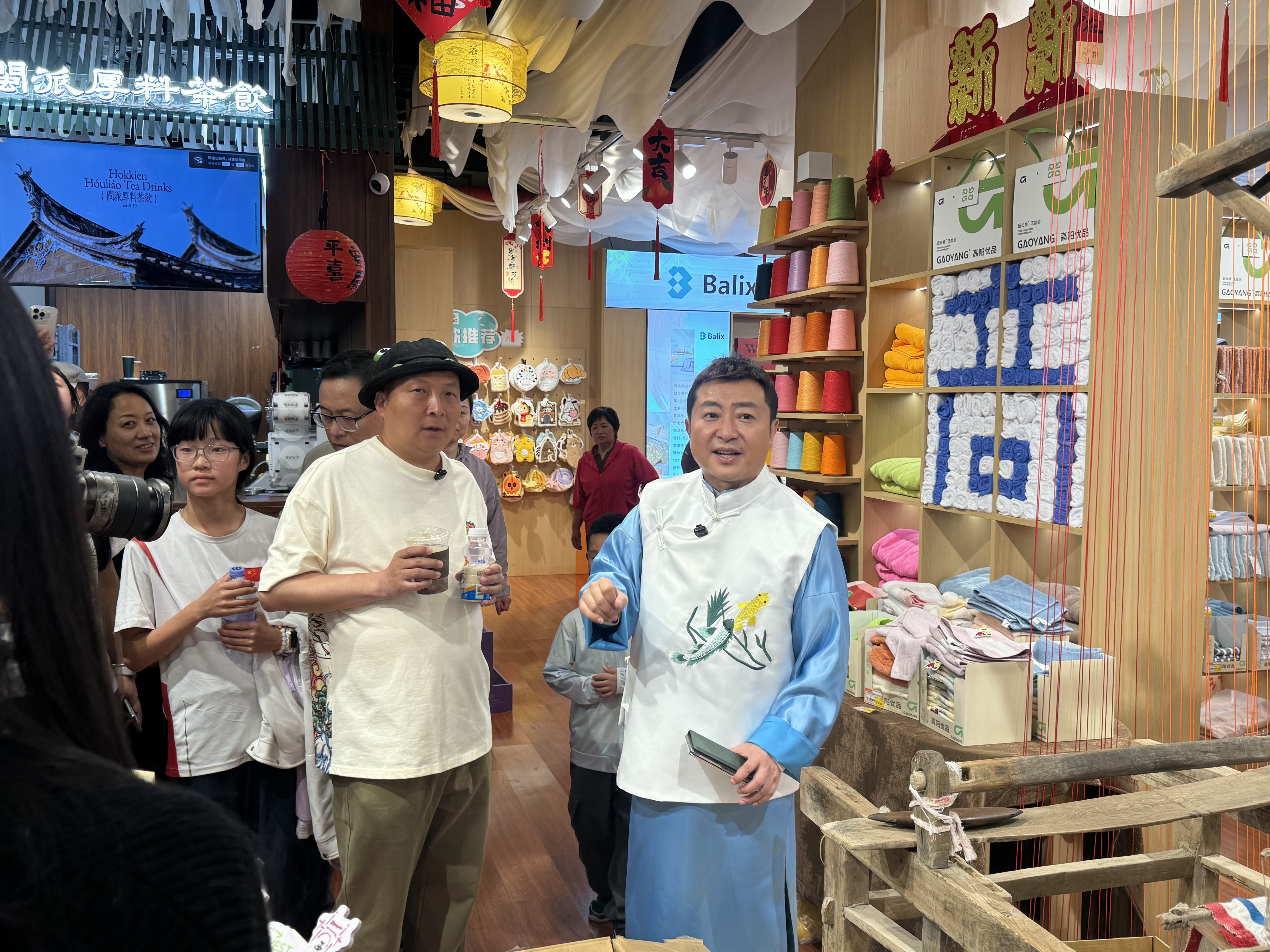 大刚与吴须赴柔软市集开展实地探店与线上直播活动