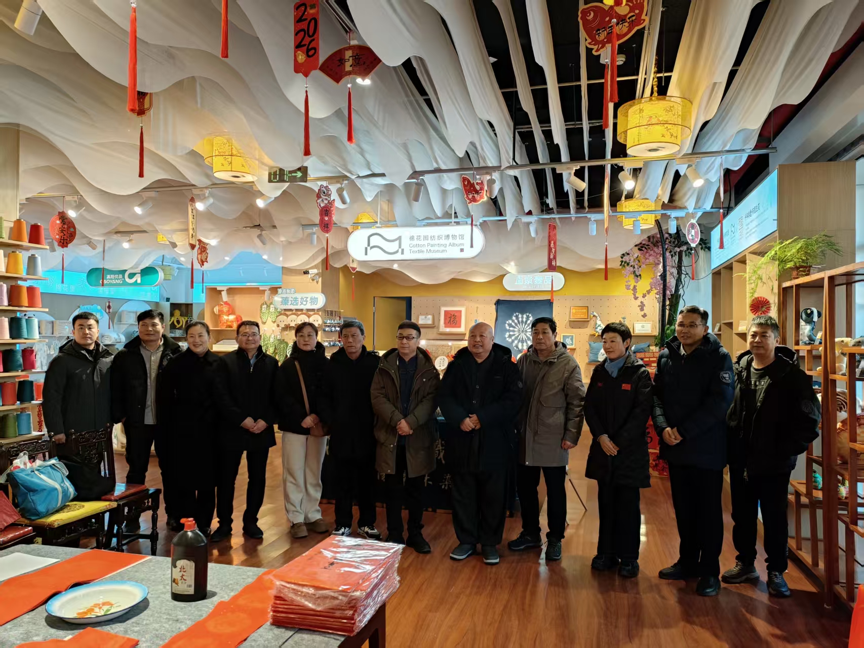 西大街组织书法大师赴柔软市集开展春联赠写活动